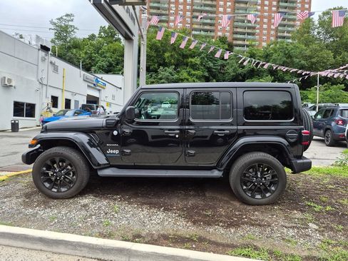 Used 2024 Jeep Wrangler Unlimited Sahara w/ Technology Group AWD/4WD image 10