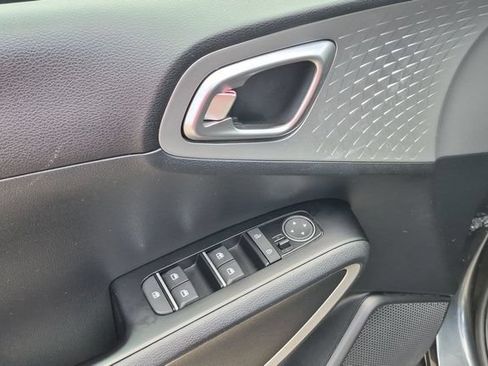 Used 2022 Kia Soul LX FWD image 13