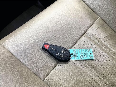 Used 2016 Chrysler Town & Country Touring-L image 34