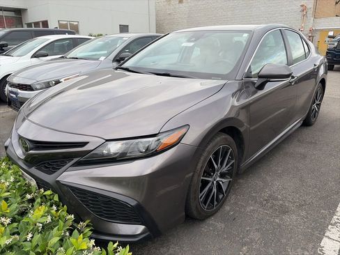 Used 2022 Toyota Camry SE image 1