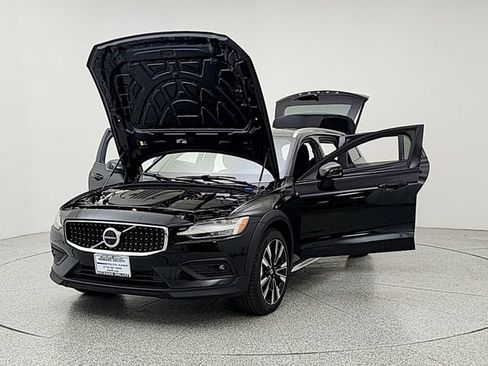 New 2026 Volvo V60 B5 Cross Country Ultra w/ Climate Package AWD/4WD image 9