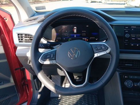 Used 2024 Volkswagen Taos SE w/ Panoramic Sunroof Package image 16