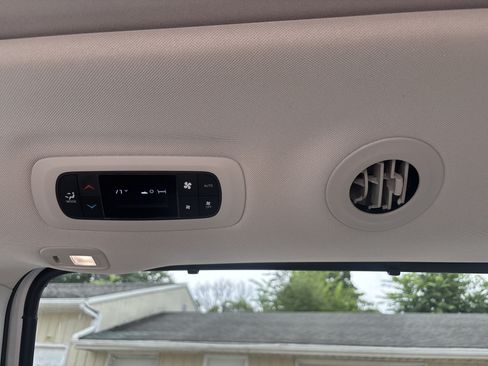 Used 2019 Chrysler Pacifica Limited w/ Advanced Safetytec Group FWD image 20