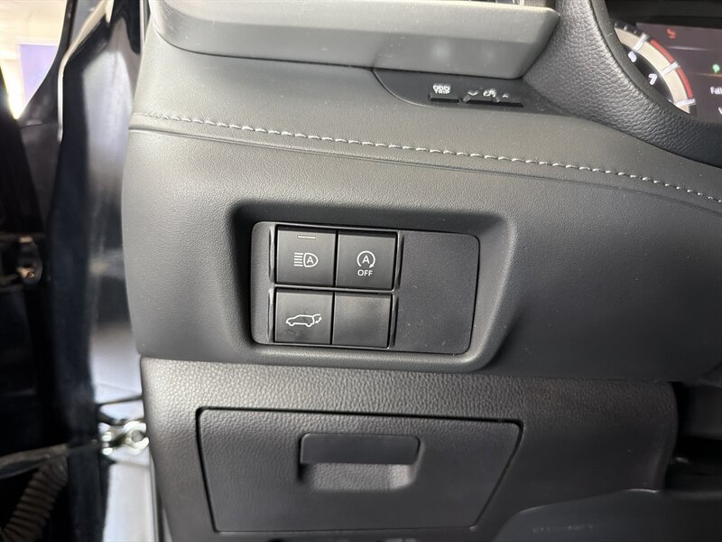 Used 2025 Toyota Highlander LE FWD image 16