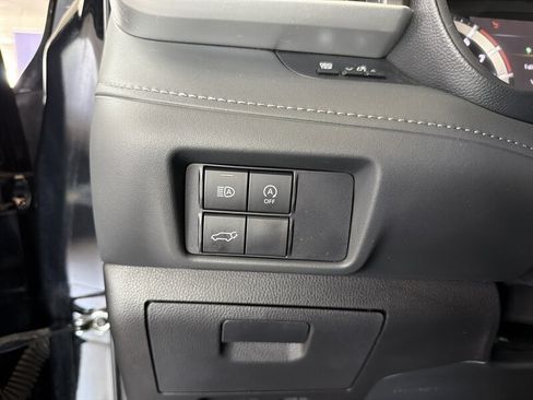 Used 2025 Toyota Highlander LE FWD image 16