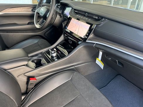 New 2026 Jeep Grand Cherokee Altitude image 17
