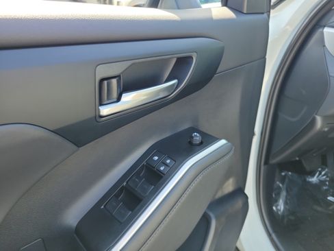 Used 2026 Toyota Highlander XLE AWD/4WD image 18