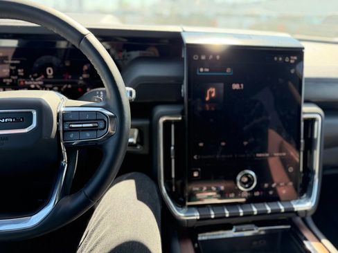 Used 2025 GMC Yukon Denali image 7