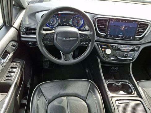 Used 2025 Chrysler Pacifica Limited FWD image 12