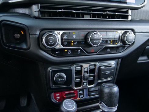Used 2024 Jeep Gladiator Rubicon w/ Technology Group AWD/4WD image 22