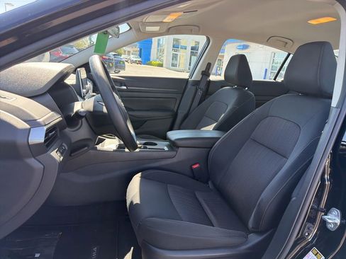 Used 2025 Nissan Altima 2.5 SV FWD image 10