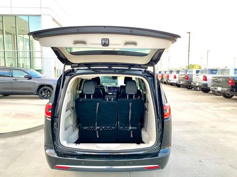 Used 2023 Chrysler Pacifica Touring-L FWD image 20