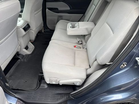 Used 2019 Toyota Highlander LE AWD/4WD image 32