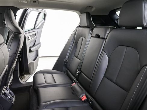 Used 2025 Volvo XC40 B5 Plus image 22