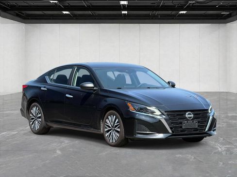 Used 2024 Nissan Altima 2.5 SV FWD image 3