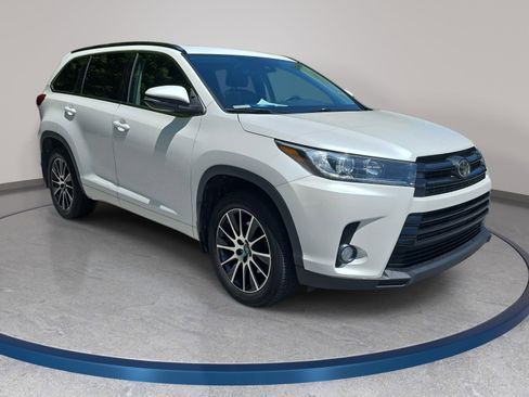 Used 2017 Toyota Highlander SE AWD/4WD image 3