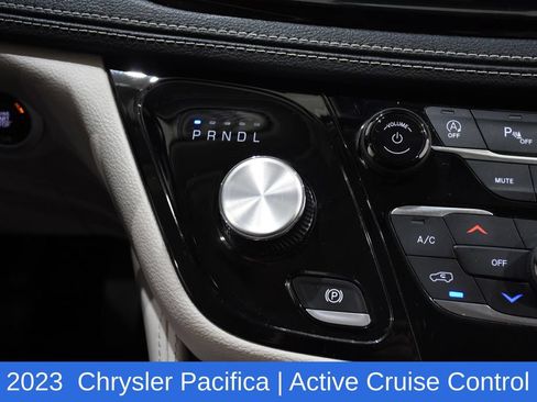 Used 2023 Chrysler Pacifica Limited FWD image 24