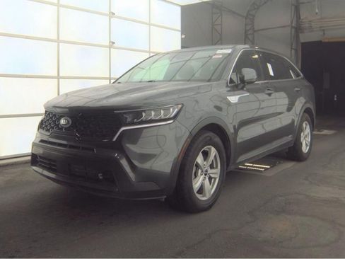 Used 2023 Kia Sorento LX image 2