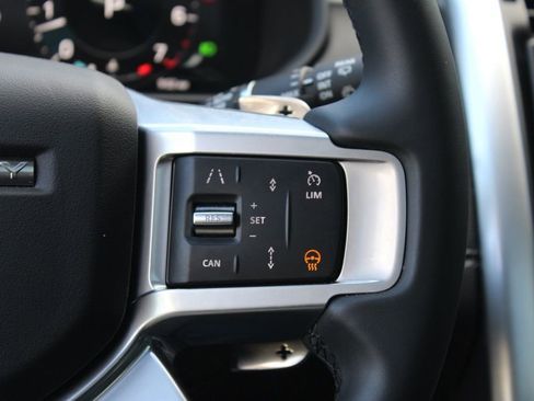 Certified 2025 Land Rover Discovery Dynamic SE image 18