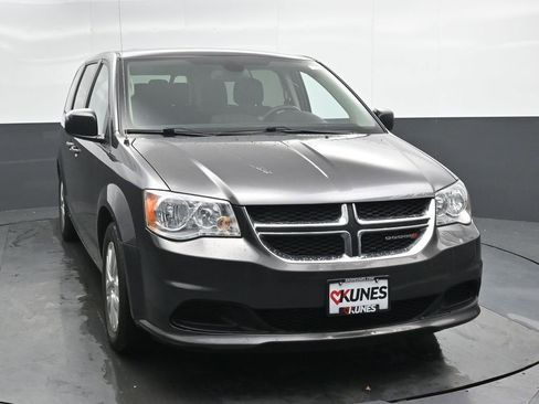 Used 2020 Dodge Grand Caravan SE w/ UConnect Hands-Free Group image 5