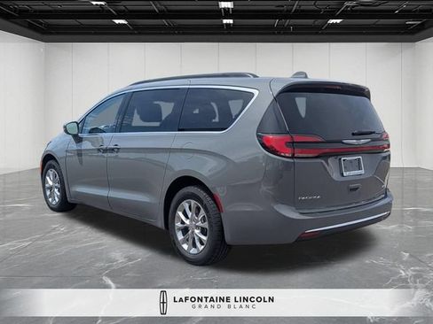 Used 2022 Chrysler Pacifica Touring-L AWD/4WD image 3