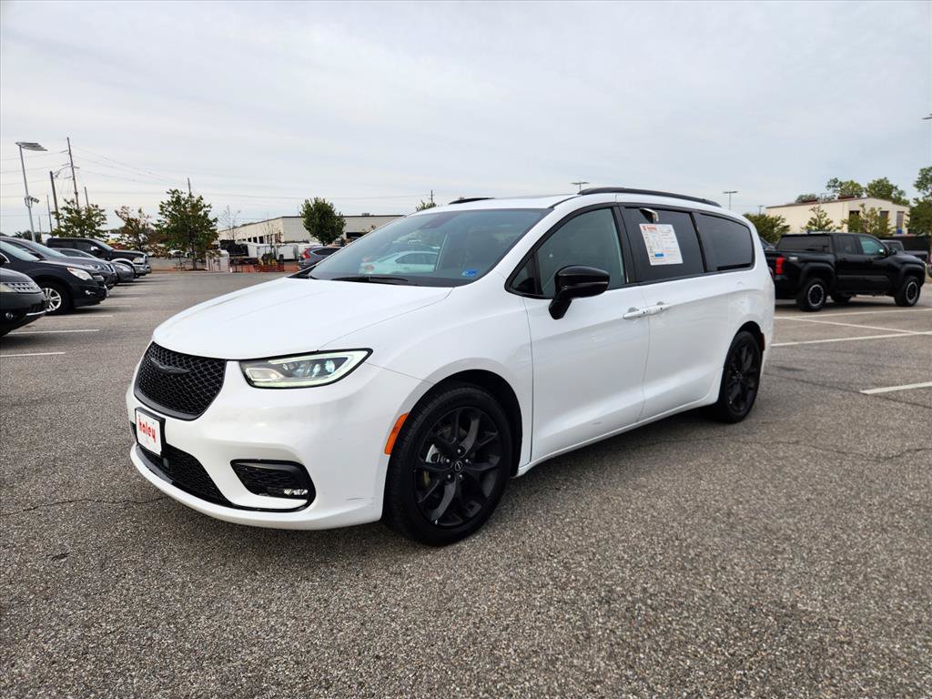 Used 2025 Chrysler Pacifica Limited FWD image 9