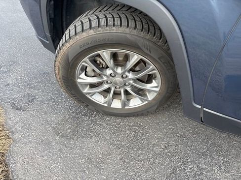 Used 2019 Jeep Cherokee Latitude Plus w/ Comfort/Convenience Group image 28