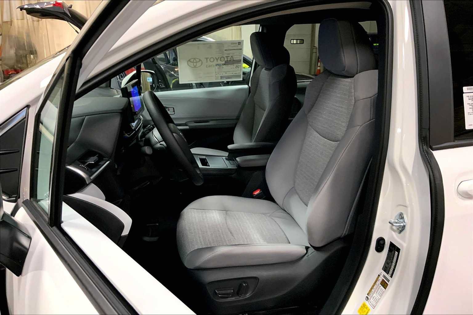 Used 2025 Toyota Sienna LE AWD/4WD image 9