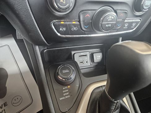 Used 2014 Jeep Cherokee Limited w/ Technology Group AWD/4WD image 14