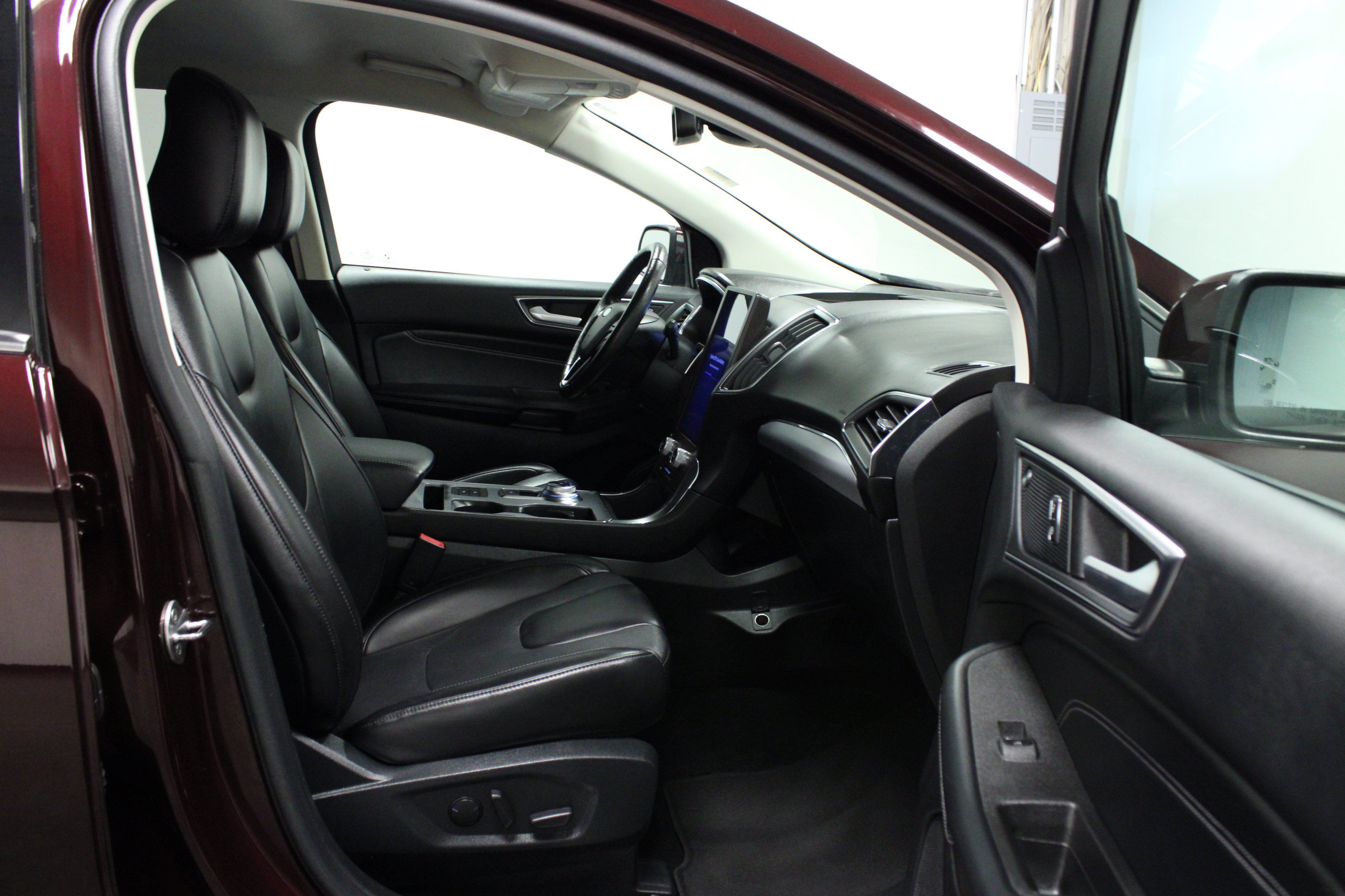 Used 2021 Ford Edge Titanium AWD/4WD image 16