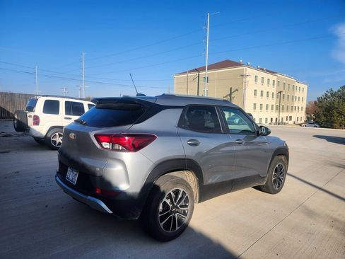 Used 2025 Chevrolet TrailBlazer LT image 2