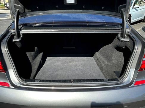 Used 2018 BMW 750i image 27