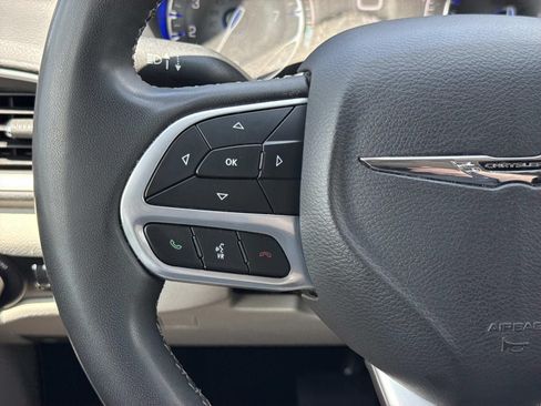 Used 2023 Chrysler Pacifica Touring-L FWD image 15