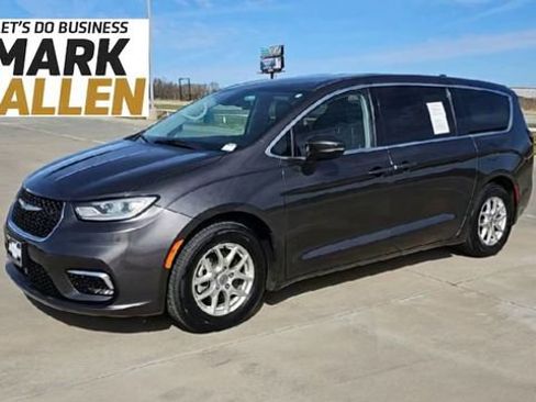 Used 2023 Chrysler Pacifica Touring-L FWD image 4