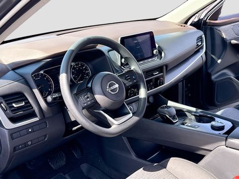 Used 2023 Nissan Rogue SV image 4