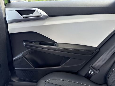 New 2025 Volkswagen Taos SE image 27