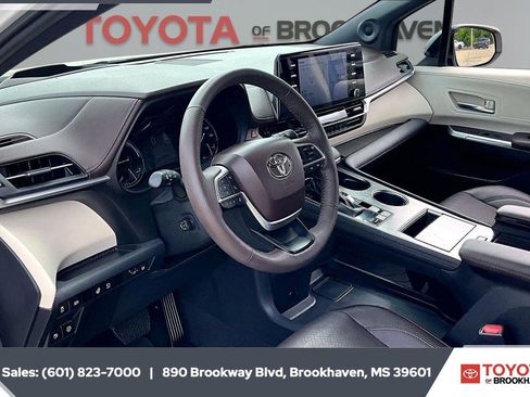 Used 2024 Toyota Sienna Platinum AWD/4WD image 14