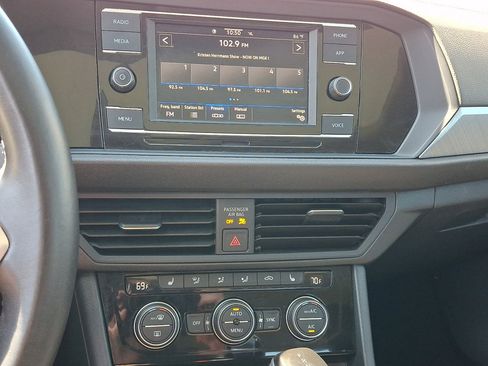 Used 2024 Volkswagen Jetta SE FWD image 28