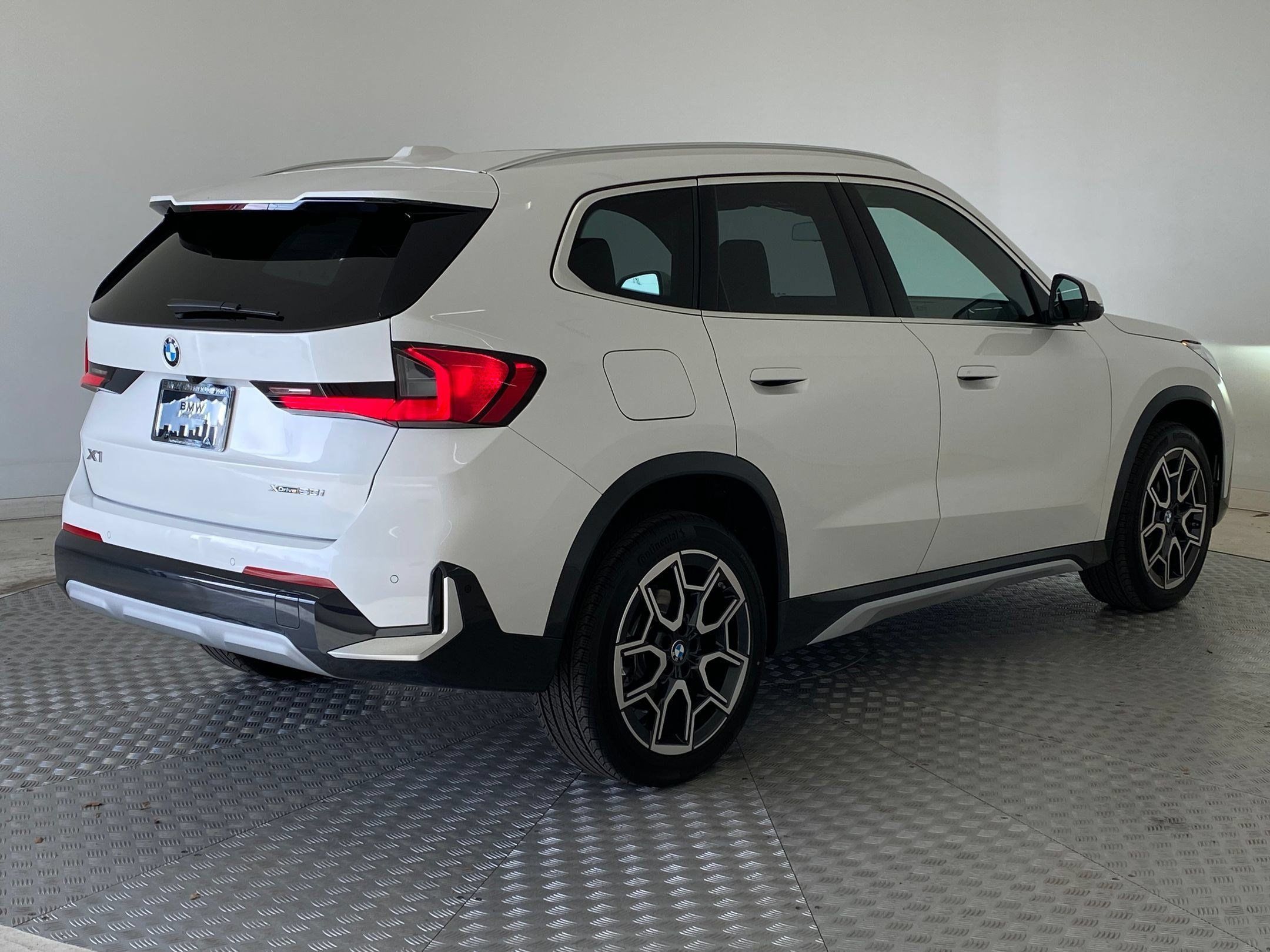 Used 2026 BMW X1 xDrive28i w/ Technology Package AWD/4WD image 9