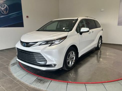Certified 2024 Toyota Sienna Limited AWD/4WD image 3