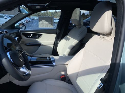 Used 2025 Mercedes-Benz GLC 300 4MATIC image 10