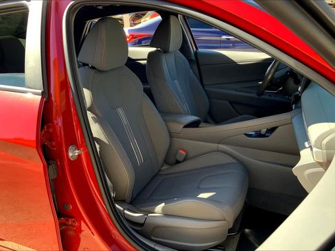 Used 2022 Hyundai Elantra SEL w/ Convenience Package FWD image 9