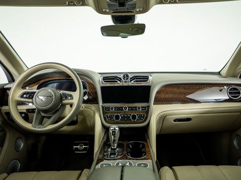 Used 2022 Bentley Bentayga image 46
