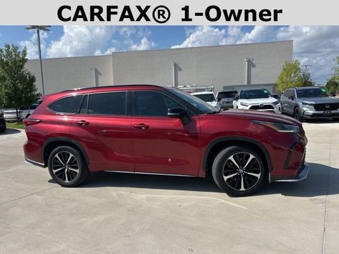 Used 2022 Toyota Highlander XSE FWD image 2