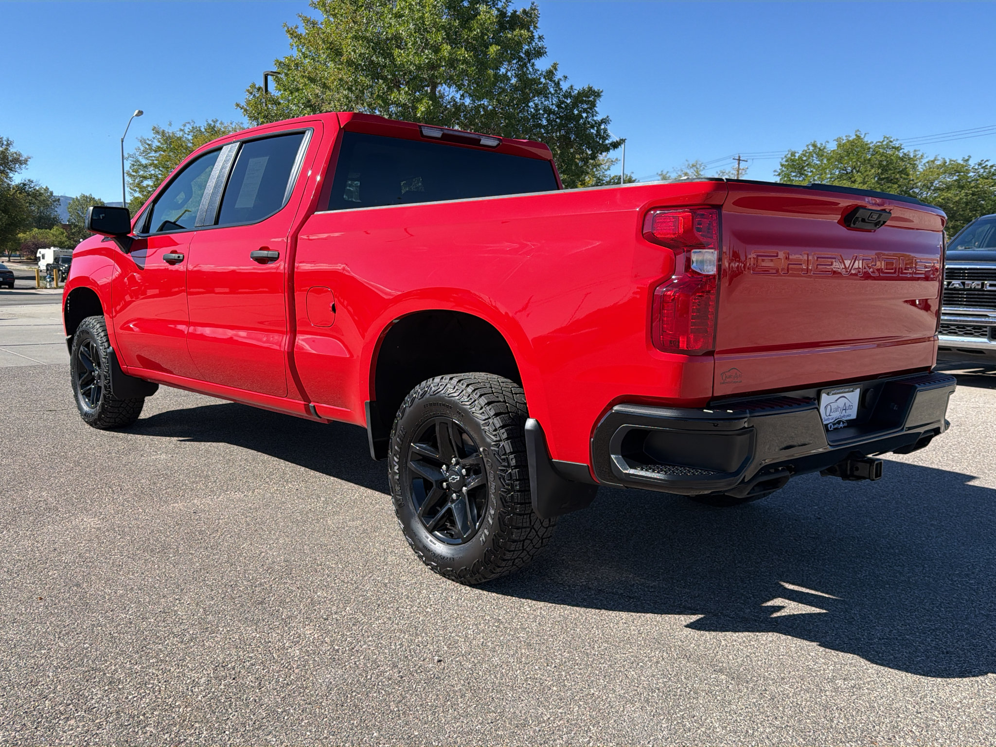 Used 2025 Chevrolet Silverado 1500 Custom Trail Boss w/ Dark Appearance Package AWD/4WD image 9