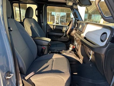 Used 2024 Jeep Gladiator Sport image 38