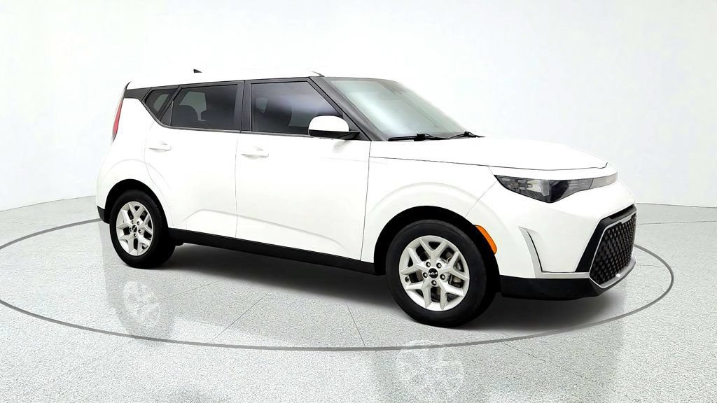 Used 2024 Kia Soul LX w/ Option Group 015 FWD image 3