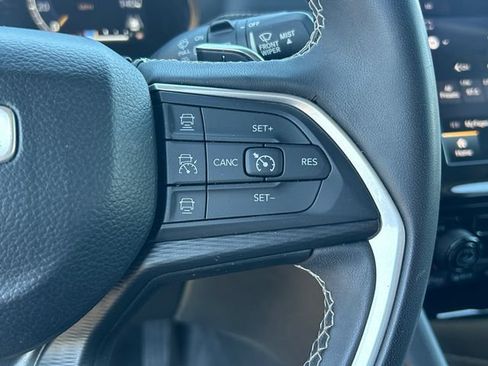 Used 2023 Jeep Grand Cherokee Laredo AWD/4WD image 18