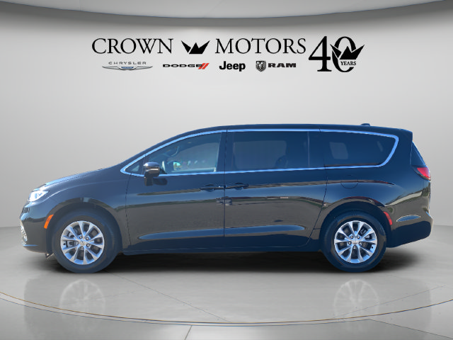 Used 2025 Chrysler Pacifica Select w/ Uconnect Theater Family Group AWD/4WD image 2