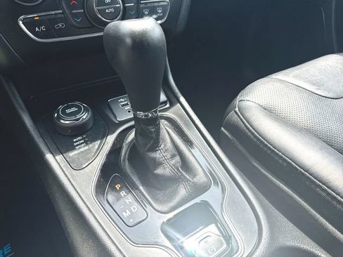 Used 2019 Jeep Cherokee Limited AWD/4WD image 16